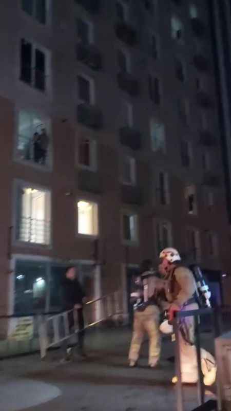 Esenyurt’ta 11 katlı rezidansta korkutan yangın: Mahsur kalan 40 kişi itfaiye ekiplerince kurtarıldı