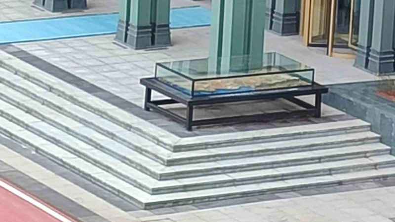 Külliye’ye vinçle getirilen 3 ton ağırlığındaki eser, Cumhurbaşkanı Erdoğan’a hediye edildi