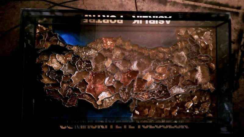 Külliye’ye vinçle getirilen 3 ton ağırlığındaki eser, Cumhurbaşkanı Erdoğan’a hediye edildi