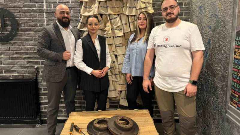 Külliye’ye vinçle getirilen 3 ton ağırlığındaki eser, Cumhurbaşkanı Erdoğan’a hediye edildi