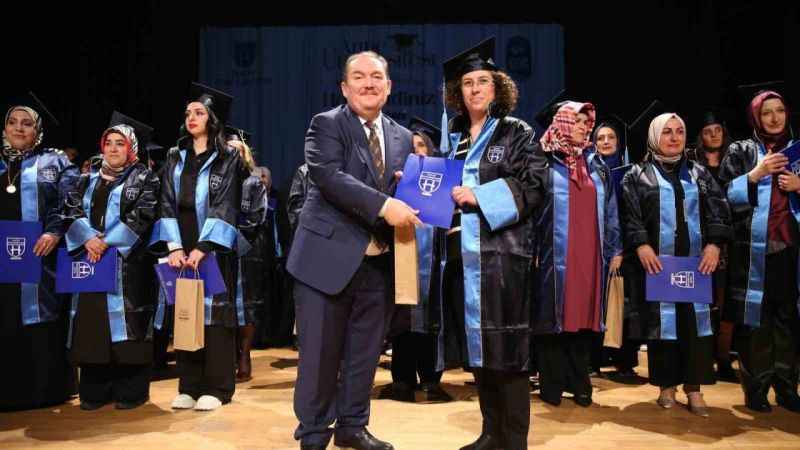 Eyüpsultan’da bulunan ‘Anne Üniversitesi’ ilk mezunlarını verdi