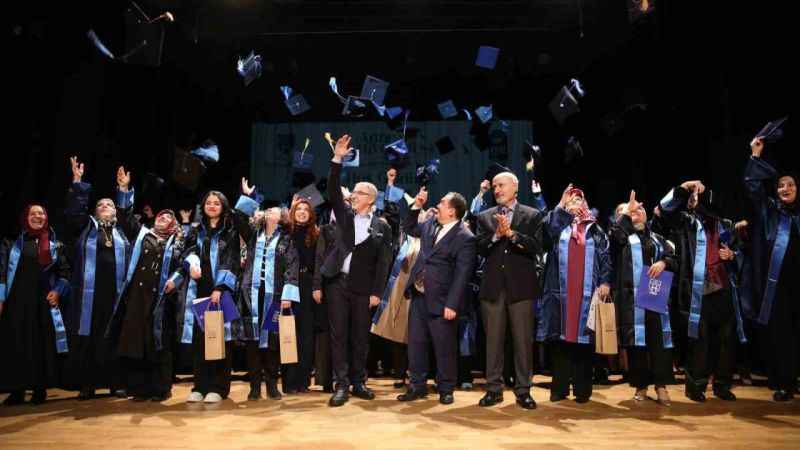 Eyüpsultan’da bulunan ‘Anne Üniversitesi’ ilk mezunlarını verdi