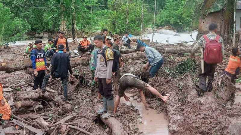 Endonezya’da sel ve toprak kayması: 21 ölü