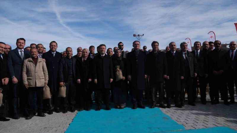 Bakan Yumaklı, Vanlı çiftçilere tohum dağıttı