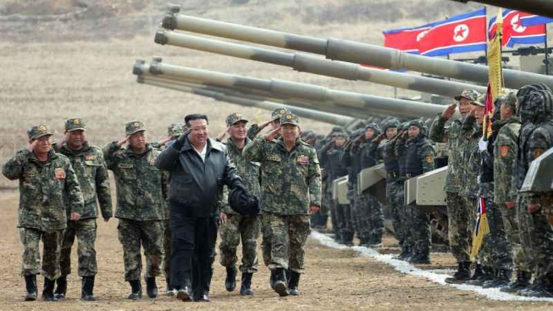 Kuzey Kore Lideri Kim Jong-un yeni tankı test etti