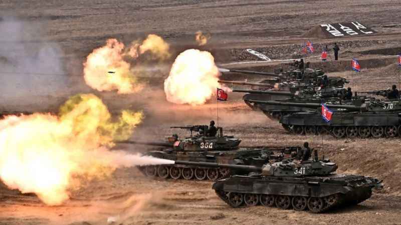 Kuzey Kore Lideri Kim Jong-un yeni tankı test etti