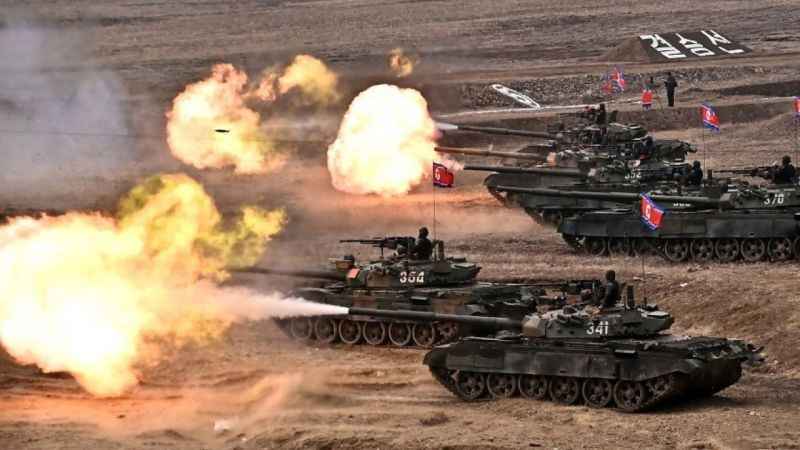 Kuzey Kore Lideri Kim Jong-un yeni tankı test etti