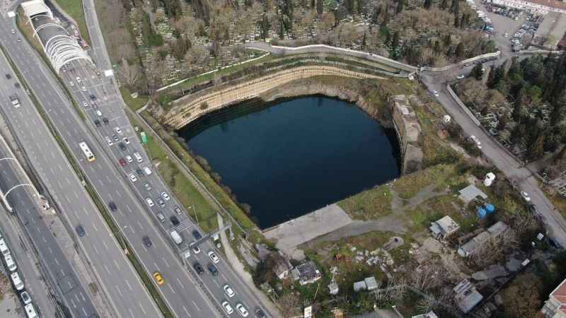 Kadıköy’de su dolan inşaat sahasını "Google Maps" göl olarak gösteriyor
