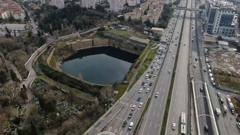 Kadıköy’de su dolan inşaat sahasını "Google Maps" göl olarak gösteriyor