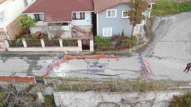 Çökme meydana gelen yola Maltepe Belediyesi tarafından müdahale edilmiyor