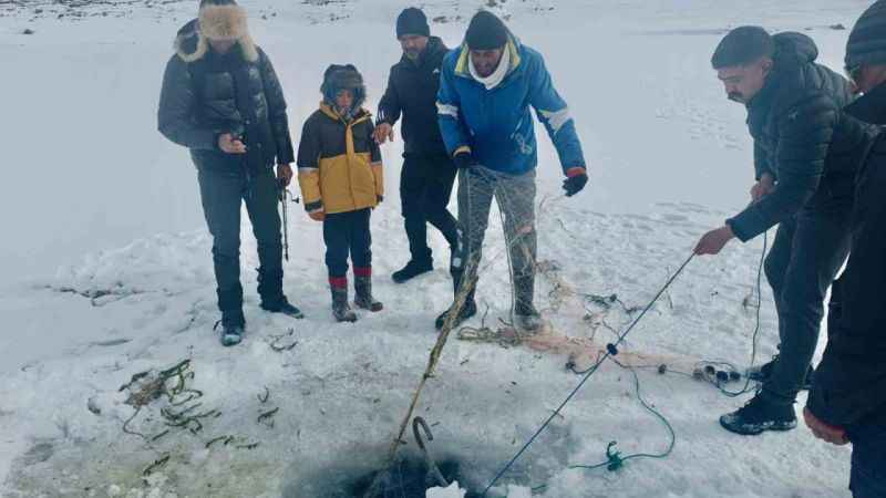 Yüzeyi buz tutan Balık Gölü’nde, buzu kırıp balık tuttular