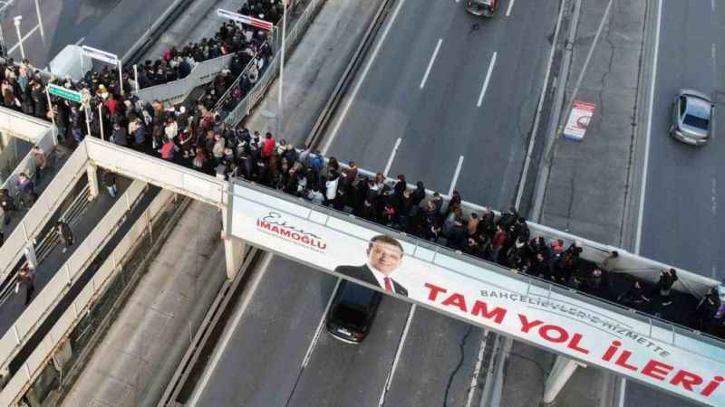 İstanbul’da metrobüs kuyruğuyla denk gelen seçim afişi