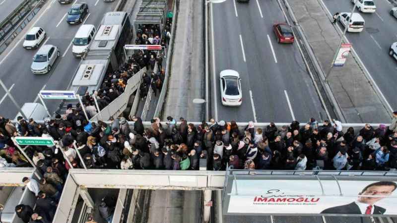 İstanbul’da metrobüs kuyruğuyla denk gelen seçim afişi