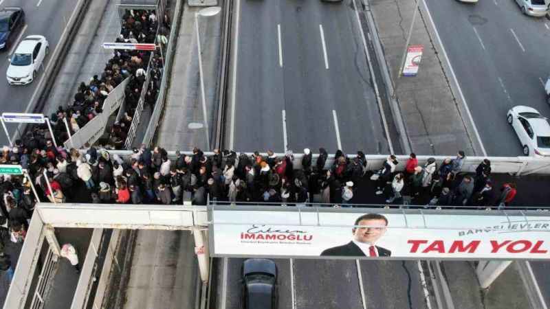 İstanbul’da metrobüs kuyruğuyla denk gelen seçim afişi