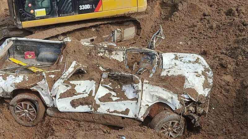 İliç’teki maden ocağında toprak altında kalan pikaba ulaşıldı