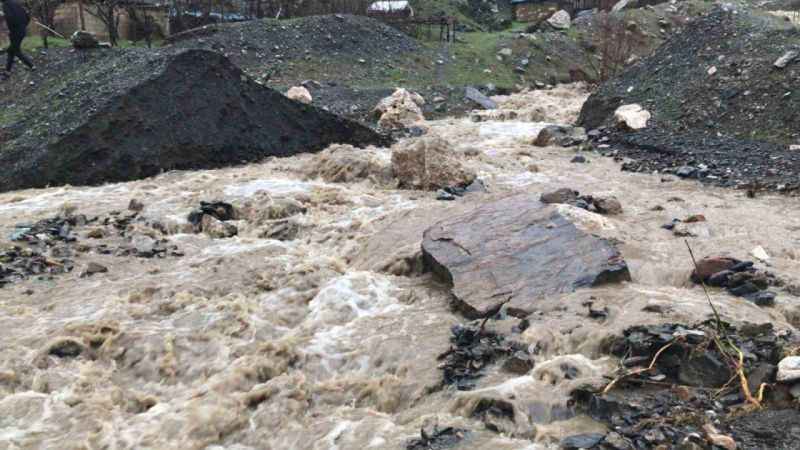 Hakkari’de önce çığ sonra sel 