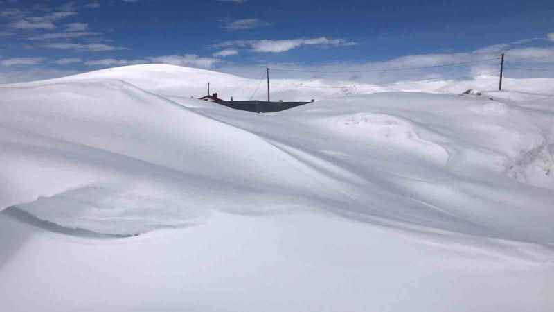 Kars’ta evler 2 metrebi bulan kar altında kaldı