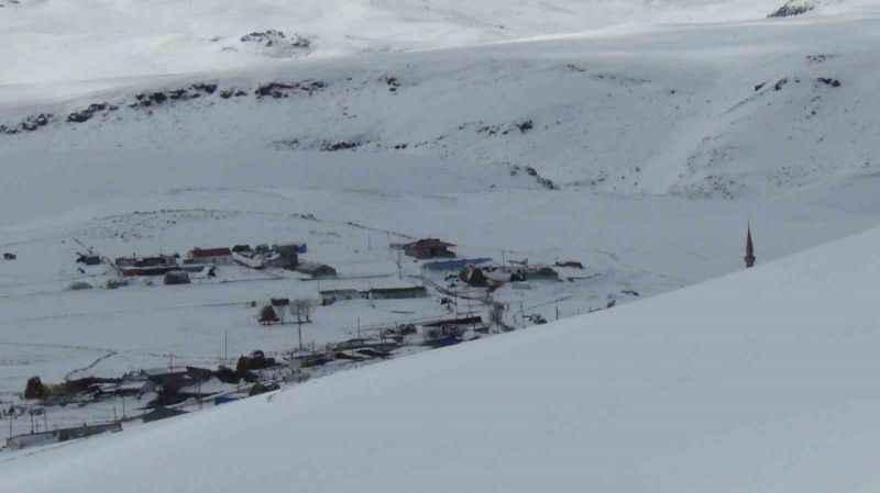 Kars’ta evler 2 metrebi bulan kar altında kaldı