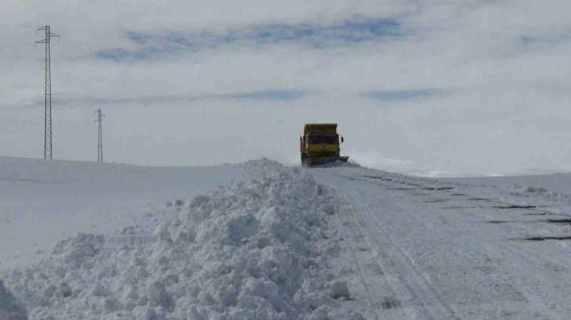 Kars’ta evler 2 metrebi bulan kar altında kaldı
