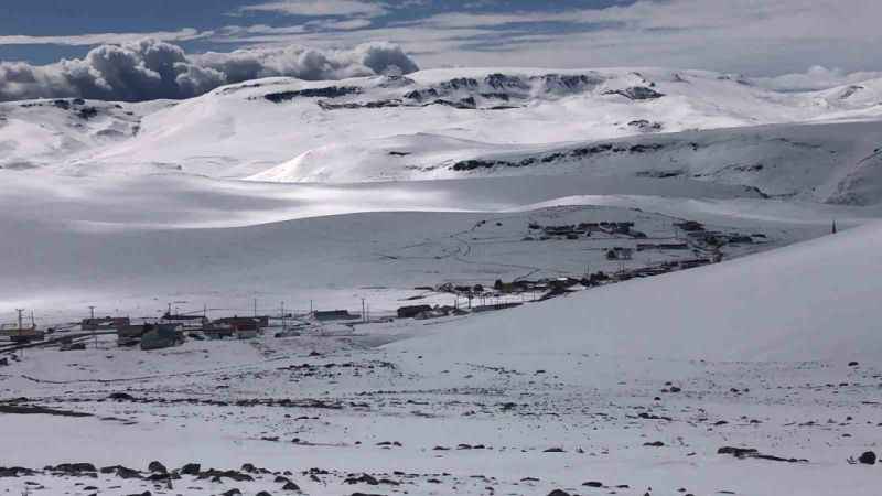 Kars’ta evler 2 metrebi bulan kar altında kaldı