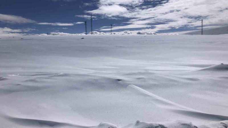 Kars’ta evler 2 metrebi bulan kar altında kaldı