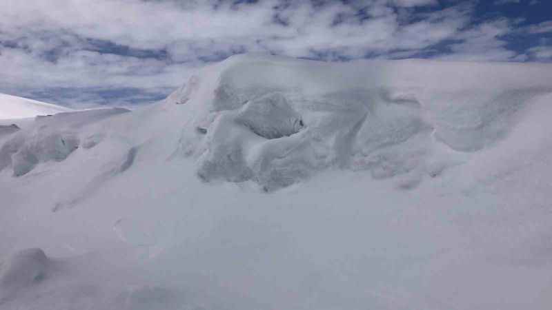 Kars’ta evler 2 metrebi bulan kar altında kaldı