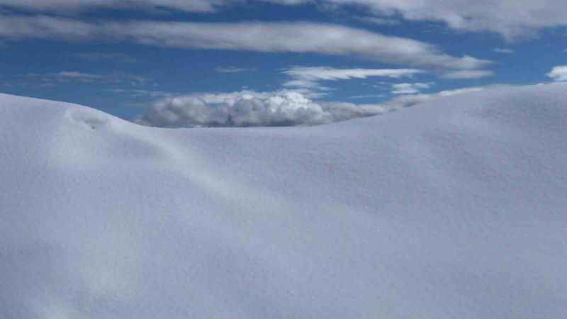 Kars’ta evler 2 metrebi bulan kar altında kaldı