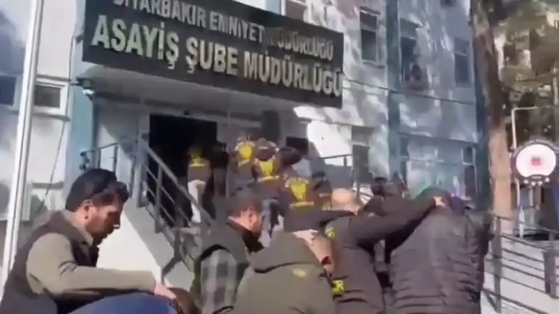 ‘Sazan sarmalı’ yöntemiyle dolandırıcılık yapan çete çökertildi: 20 tutuklama