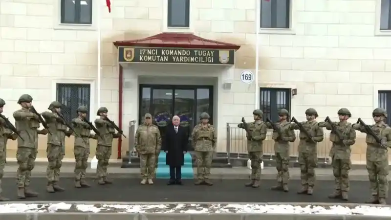 Bakan Güler, komando tugayını denetledi