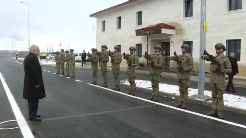 Bakan Güler, komando tugayını denetledi