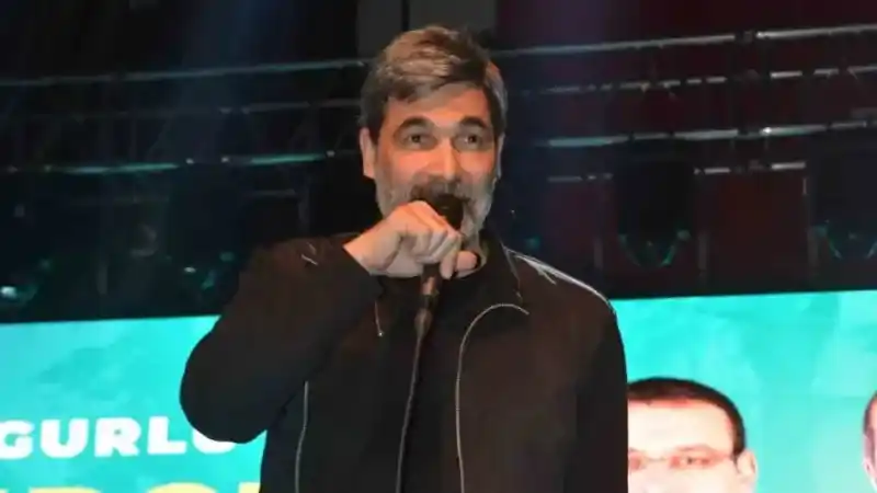 Uğur Işılak konserinde salon doldu taştı