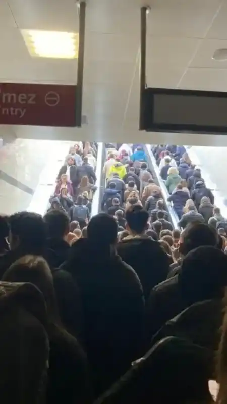 Altunizade’de metrobüs arızası: Durakta insan seli oluştu Altunizade’de metrobüs arızası: Durakta insan seli oluştu