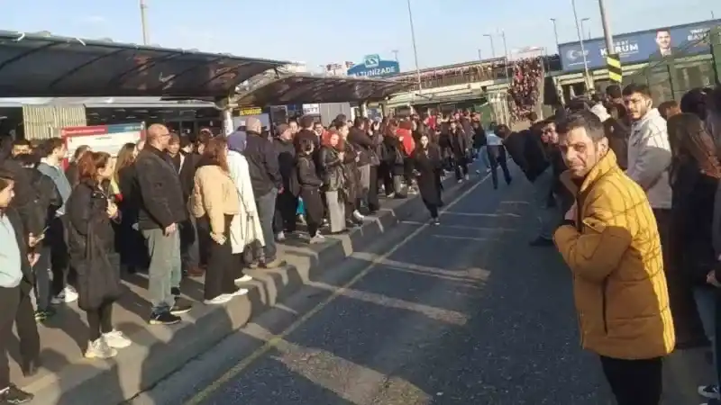 Altunizade’de metrobüs arızası: Durakta insan seli oluştu Altunizade’de metrobüs arızası: Durakta insan seli oluştu