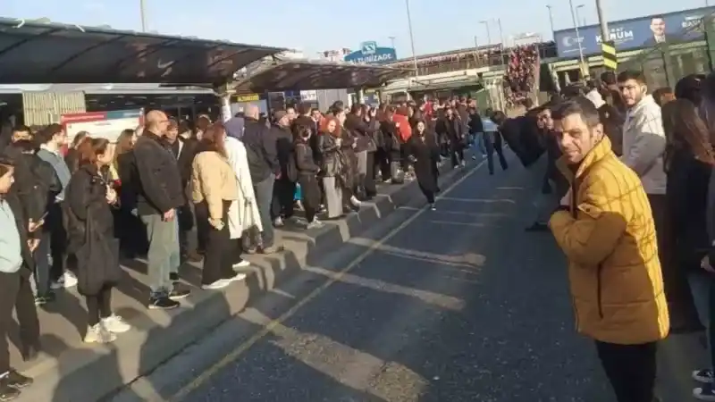 Altunizade’de metrobüs arızası: Durakta insan seli oluştu