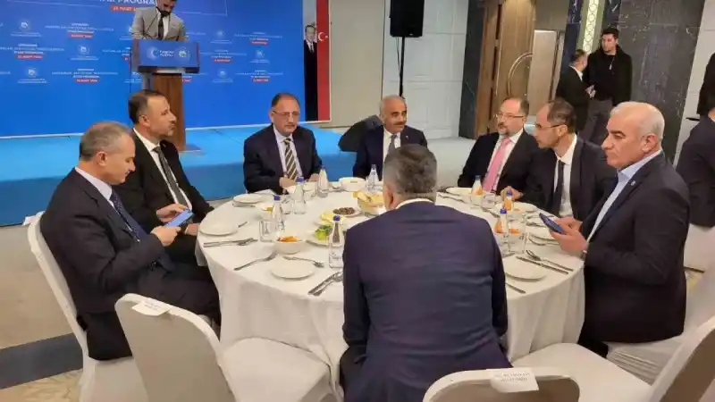 Bakan Özhaseki: “Bin şantiyede 110 bin kişilik orduyla çalışıyoruz”