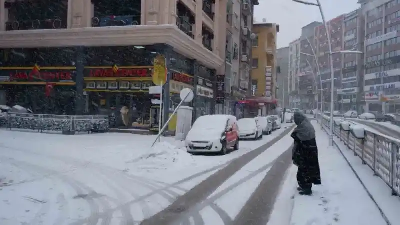 Erzurum’da kış geri döndü, 196 köy yolu kapalı