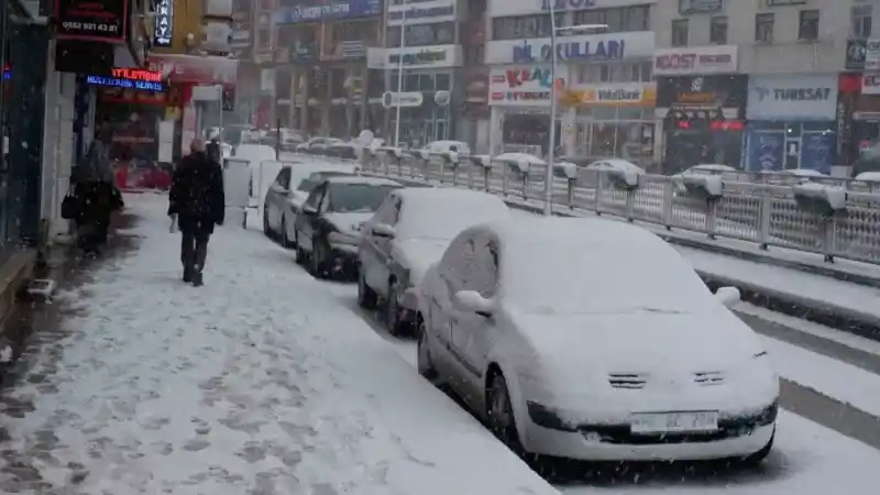 Erzurum’da kış geri döndü, 196 köy yolu kapalı
