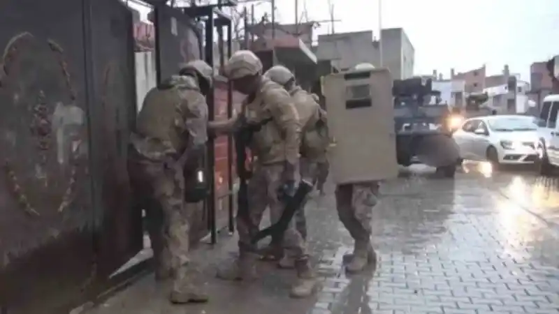 Batman’da sokağı savaş alanına çeviren terör yandaşları gözaltına alındı