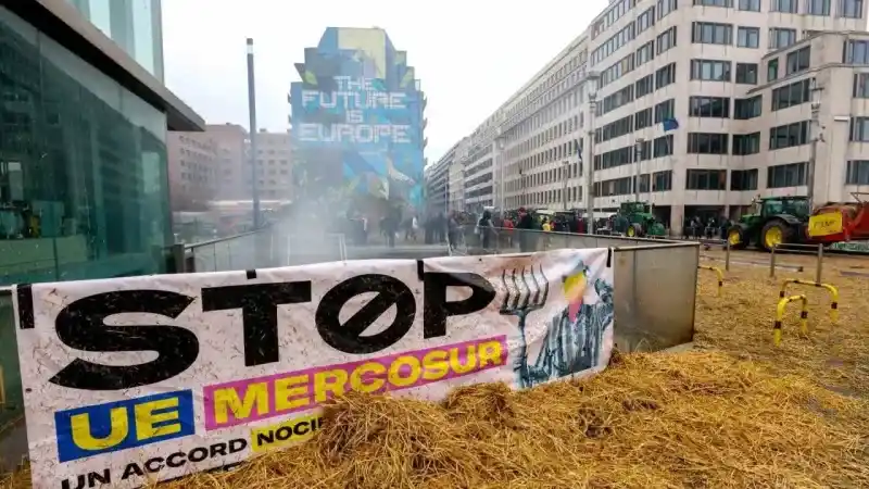 Belçikalı çiftçiler sokakları savaş alanına çevirdi