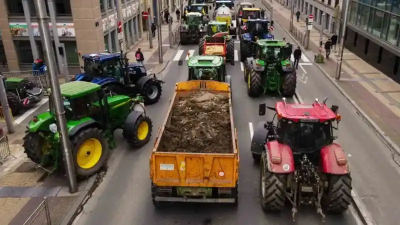 Belçikalı çiftçiler sokakları savaş alanına çevirdi