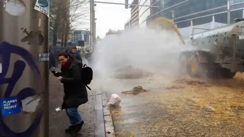 Belçikalı çiftçiler sokakları savaş alanına çevirdi