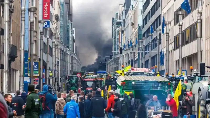 Belçikalı çiftçiler sokakları savaş alanına çevirdi