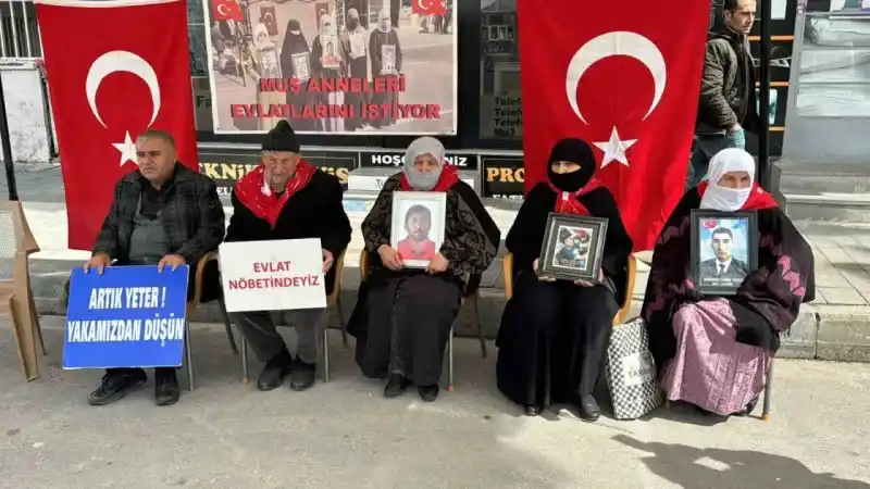 Ailelerin evlat nöbeti sürüyor