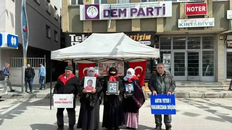 Ailelerin evlat nöbeti sürüyor