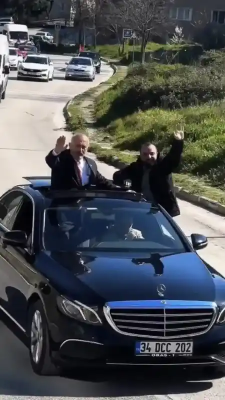 Pendik’te muhtarın çakarlı lüks araç konvoyuna para cezası