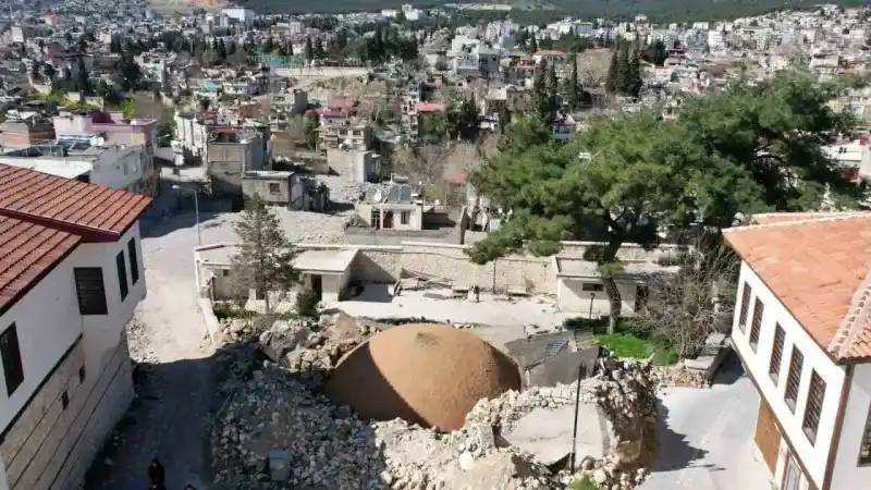 Depremde yıkılan minaredeki, Fransızların attığı top mermisi bulunamadı