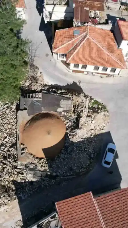 Depremde yıkılan minaredeki, Fransızların attığı top mermisi bulunamadı