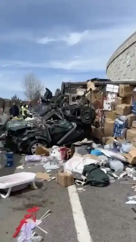 Çankırı'da tır otomobilin üzerine devrildi: 4 ölü, 3 yaralı