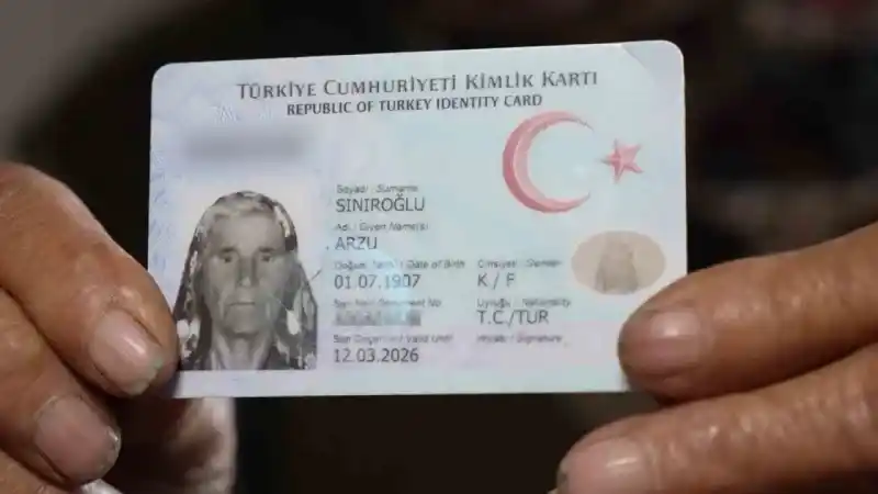 Türkiye’nin en yaşlı seçmeni 117 yaşındaki Arzu nine oyunu kullandı