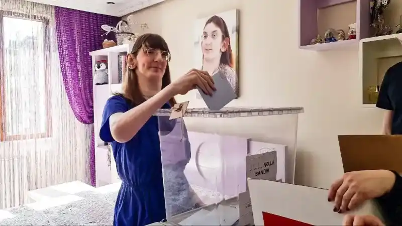 5 dünya rekoru bulunan “Dünyanın en uzun boylu kadını” oyunu kullandı